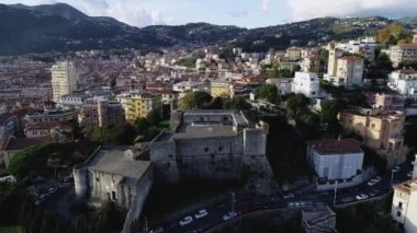 Arkasında dağ olan büyük bir bina.