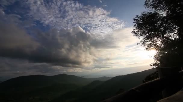 Een teken op een bewolkte dag — Stockvideo