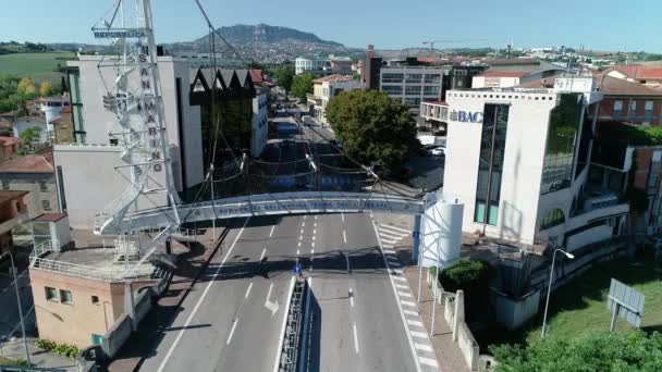 Um comboio está estacionado ao lado de um edifício — Vídeo de Stock