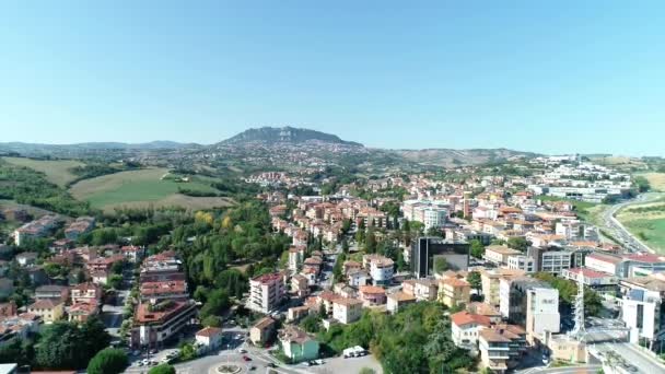 Utsikt över en stad med ett berg i bakgrunden — Stockvideo
