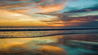 Bir su kütlesinin üzerinde gün batımı