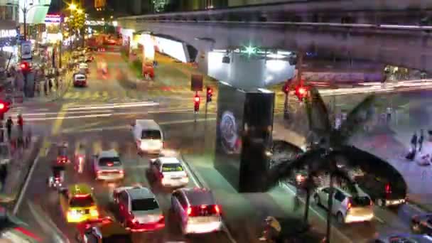 Una vista de una calle de ciudad llena de mucho tráfico — Vídeos de Stock