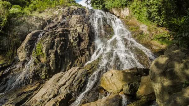 Ein Wasserfall in einer felsigen Gegend — Stockvideo