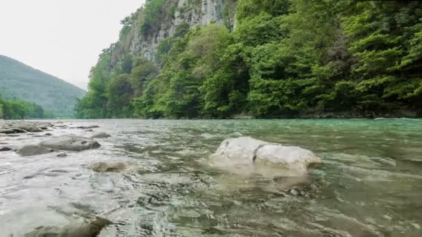 Un cuerpo de agua — Vídeos de Stock