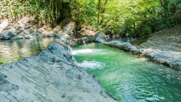 Una gran cascada sobre un cuerpo de agua — Vídeos de Stock