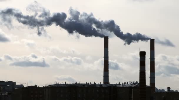 Una ciudad con humo saliendo de ella — Vídeo de stock