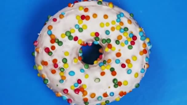 Een close-up van een donut — Stockvideo