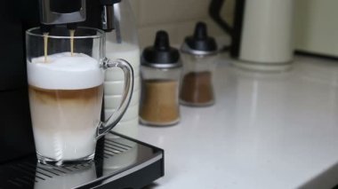 Masada oturan bir blender.