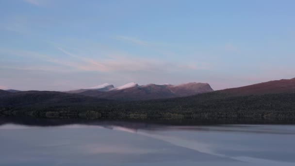 Un cartello davanti ad una montagna — Video Stock