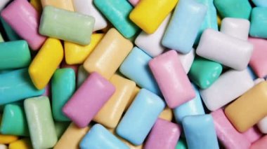 Yiyeceklerle dolu plastik bir konteynır.