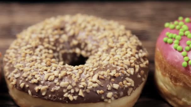 Een close-up van een donut — Stockvideo