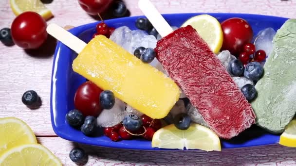 Un tazón de fruta en un plato — Vídeo de stock