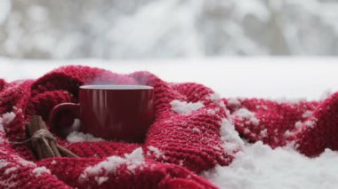 Karla kaplı zeminde oturan bir tren pastası.