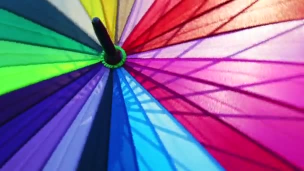 Um close-up de um guarda-chuva colorido — Vídeo de Stock