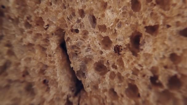 Ein Stück Brot aus nächster Nähe — Stockvideo