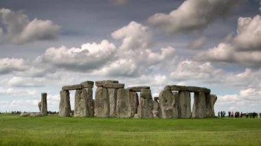 Gökyüzünde bir grup bulut ve arkasında da Stonehenge.