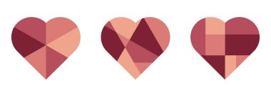 Farklı mozaik ve kırmızı tonlarda çokgen desenli üç geometrik kalp seti. Sevgililer Günü tasarımı için el çizimi özgün vektör çizimleri