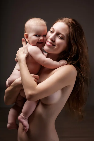 Mãe segurando bebê — Fotografia de Stock