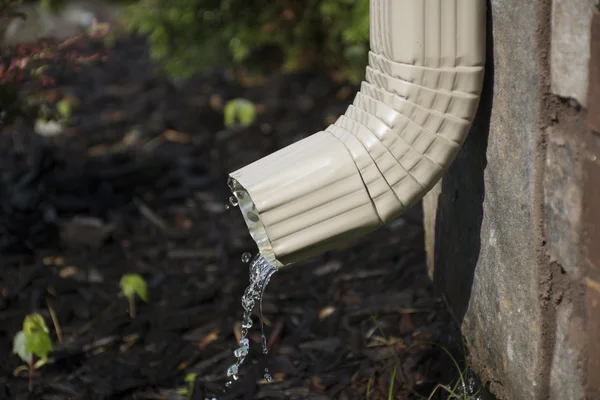 Downspout rynny z wodą - widok z boku — Zdjęcie stockowe