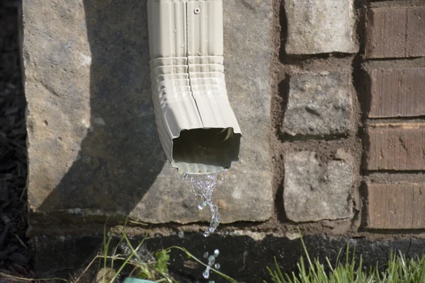水と雨樋の縦樋 — ストック写真