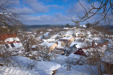 Litvanya 'nın güneşli bir günde kışın köy manzarası