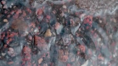 Karlar arasında akan bir kış deresi