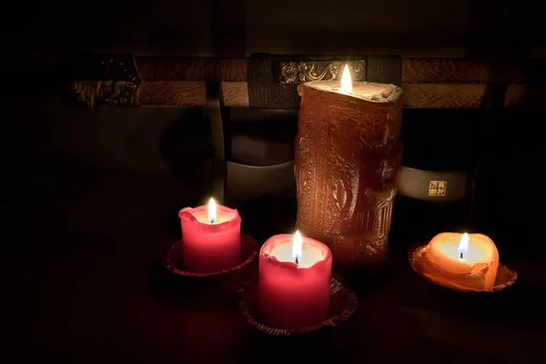 Espada Shaolin iluminada por la luz de las velas en una habitación oscura — Foto de Stock