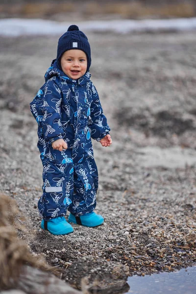 Un enfant jette des pierres dans l'eau — Photo