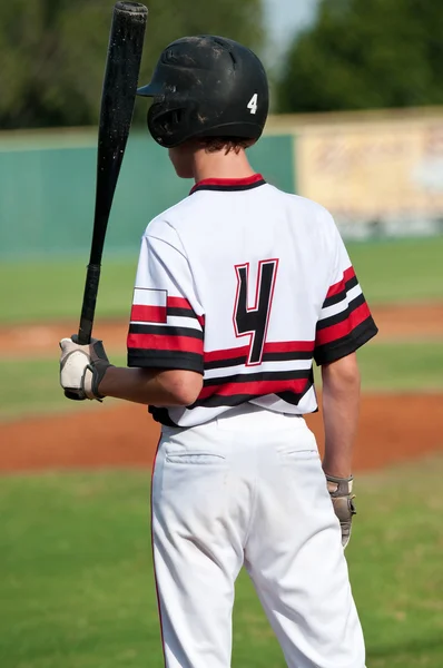 Jogador de beisebol se preparando para bater — Fotografia de Stock