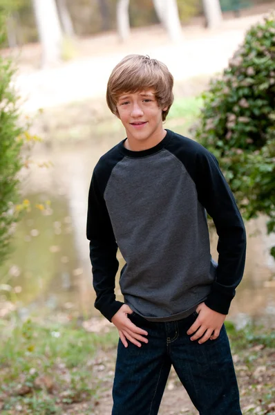 ジーンズのポケットに手で屋外かわいい十代の少年. — ストック写真