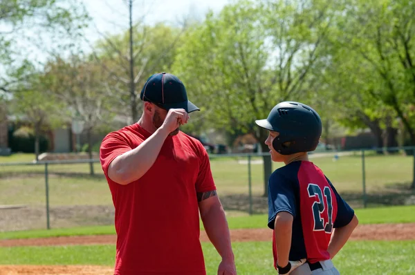 Coach en tiener honkballer — Stockfoto