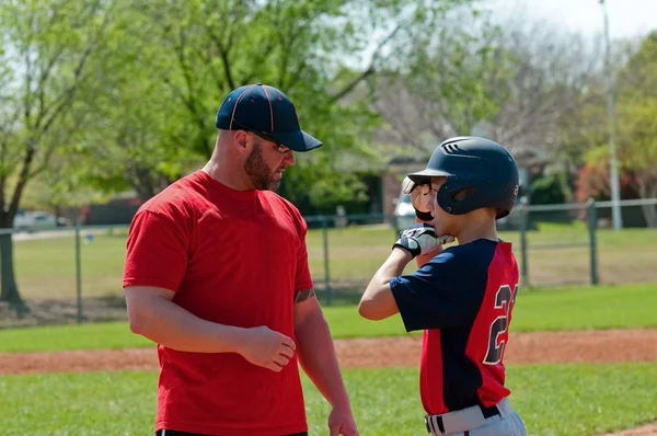 Coach en tiener honkballer — Stockfoto