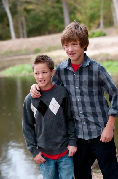 Portrait of two brothers looking serious. — Stock Photo, Image