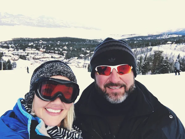 Selfie foto van paar sneeuw skiën op een berg. — Stockfoto