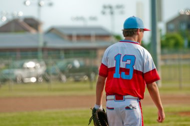 Bir oyun sırasında genç beyzbol oyuncusu.