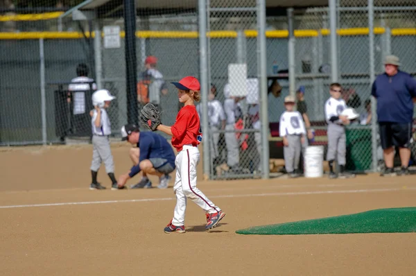 Бейсбольный питчер младшей лиги — стоковое фото