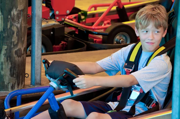 Netter kleiner Junge auf dem Einkaufswagen. — Stockfoto