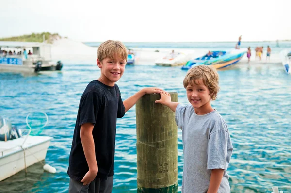 Two brothers next to ocean — Stock Photo, Image