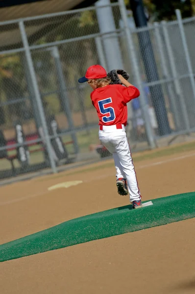 Pequena liga lançador de beisebol — Fotografia de Stock