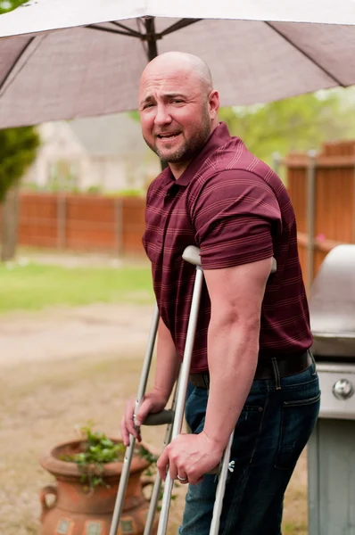 Man op krukken — Stockfoto