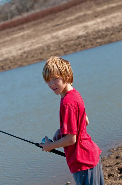 Aranyos fiú büdös hal horgászat. — Stock Fotó
