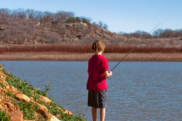 Aranyos fiú büdös hal horgászat. — Stock Fotó