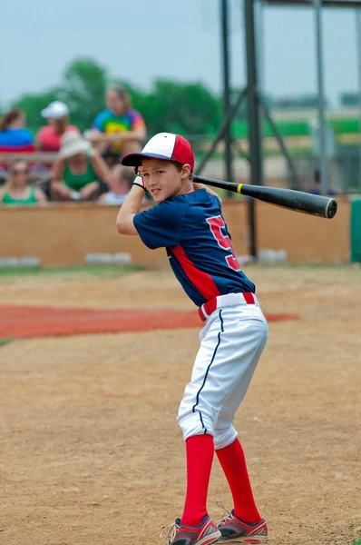 Carino giocatore di baseball che tiene un pipistrello . — Foto Stock