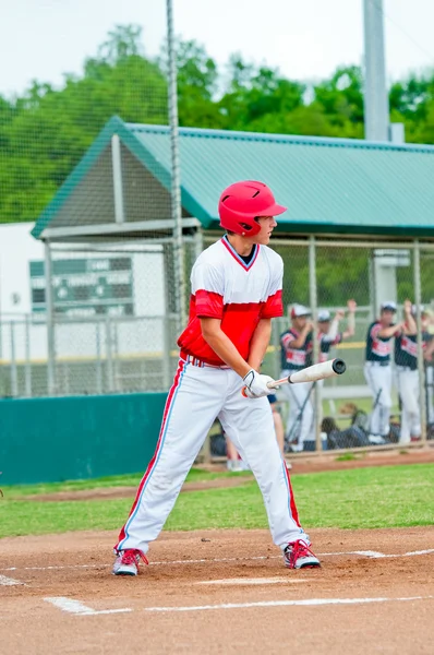 Jugador de béisbol adolescente bateando . — Foto de Stock