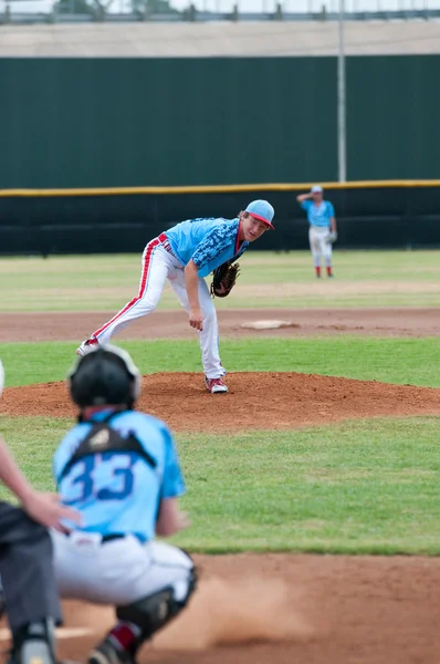 Remaja bisbol melemparkan lapangan . — Stok Foto