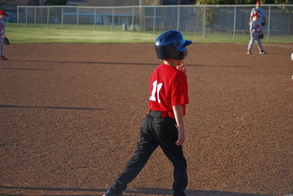 Chłopczyk baseball league na trzeciej bazy. — Zdjęcie stockowe