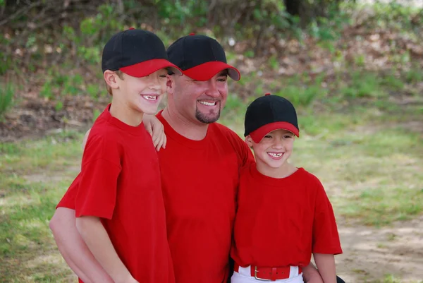 Bonito pai e seus meninos de beisebol . — Fotografia de Stock