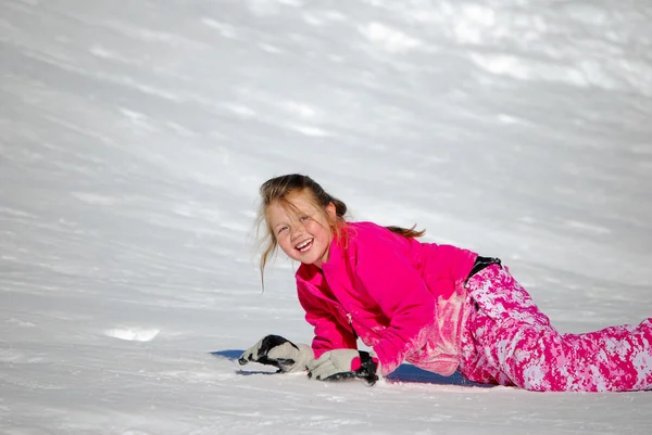 Niedliche blauäugige Mädchen im Schnee mit Kopierraum. — Stockfoto