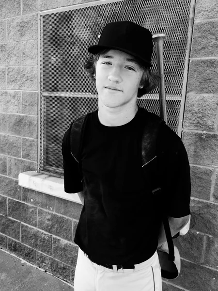 Portrait noir et blanc d'un joueur de baseball adolescent — Photo