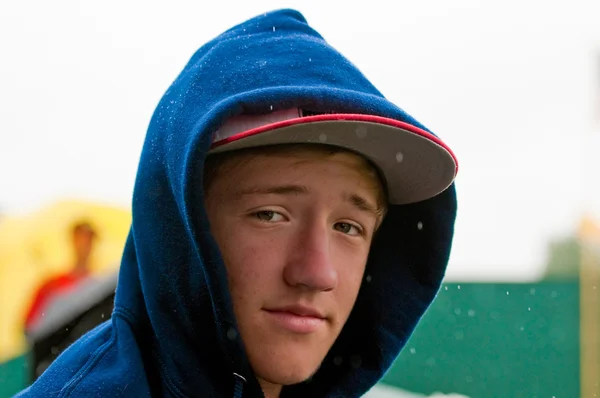 Teen pojke i en huva i regnet — Stockfoto